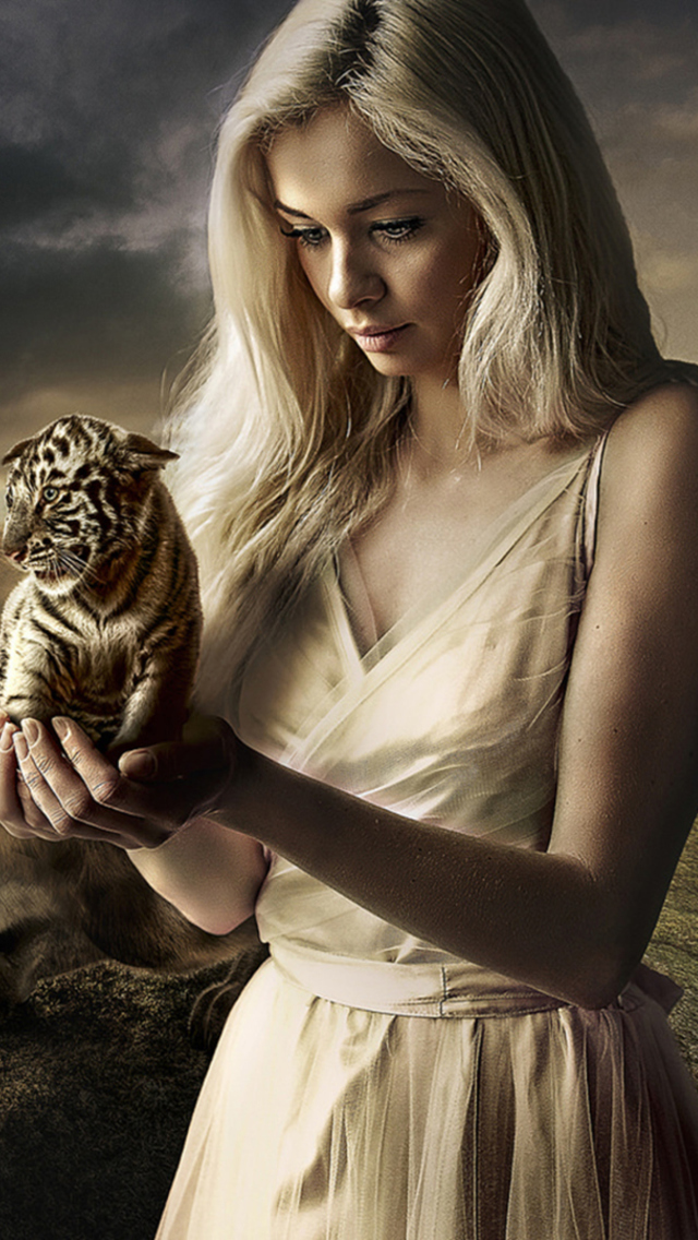 Обои Girl With Tiger 640x1136