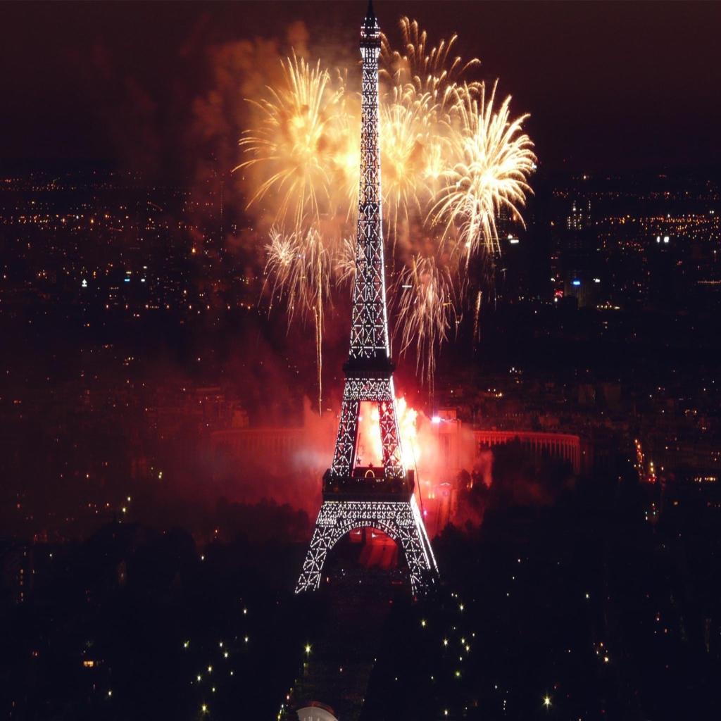 Das Fireworks At Eiffel Tower Wallpaper 1024x1024