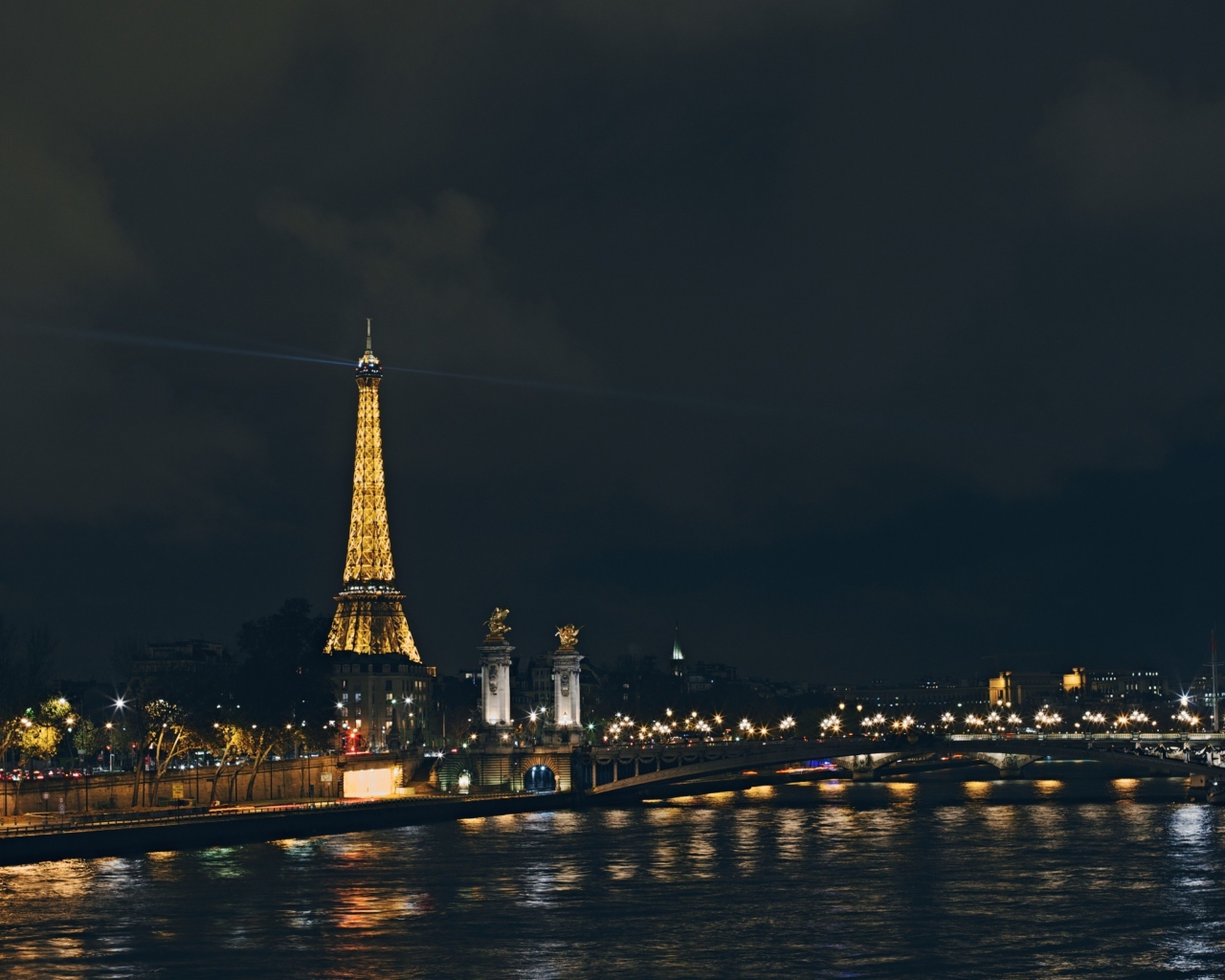 Обои Eiffel Tower In Paris France 1280x1024