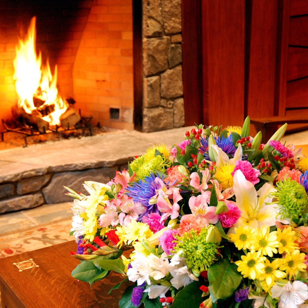 Обои Bouquet Near Fireplace 1024x1024