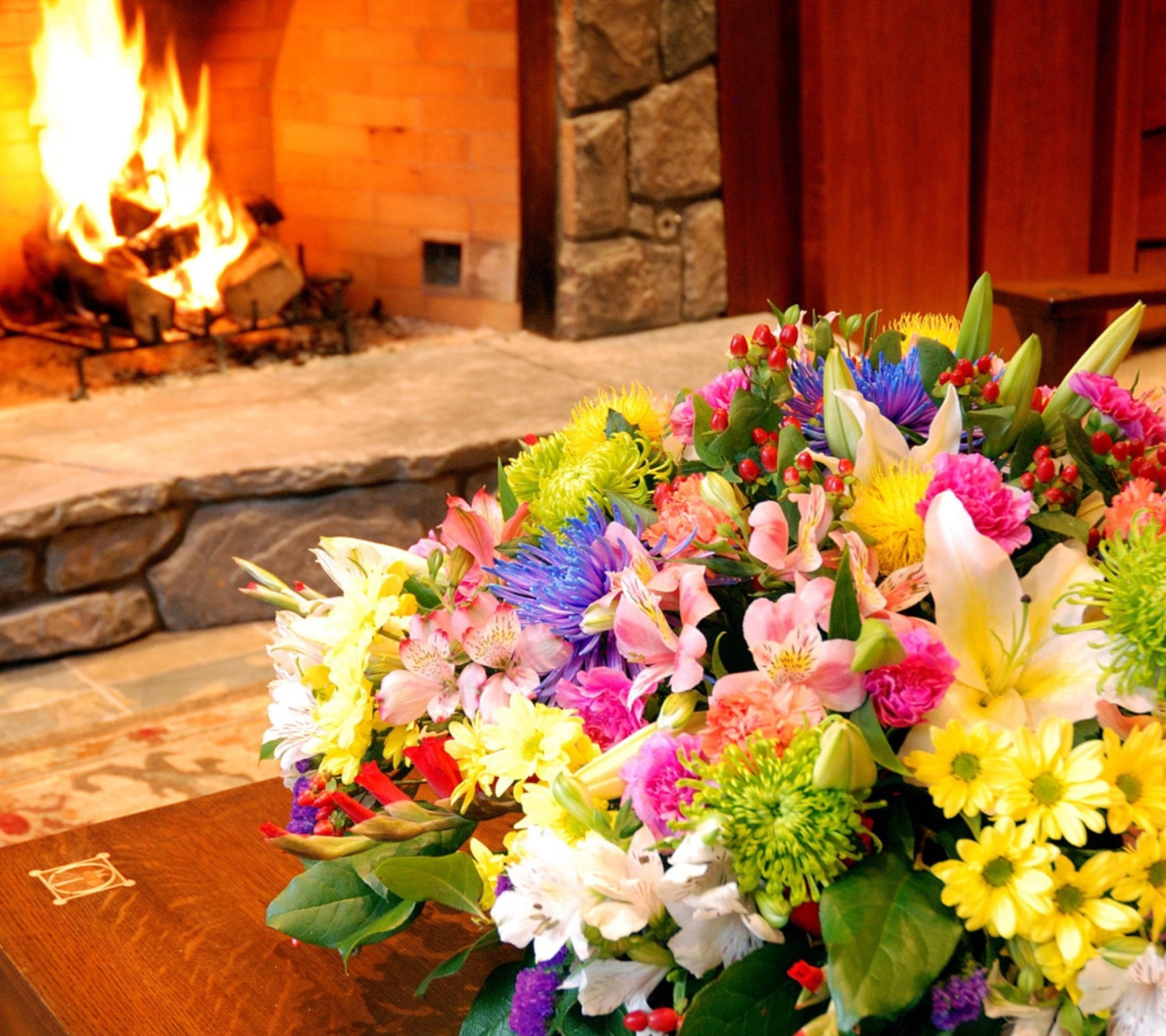 Обои Bouquet Near Fireplace 1440x1280