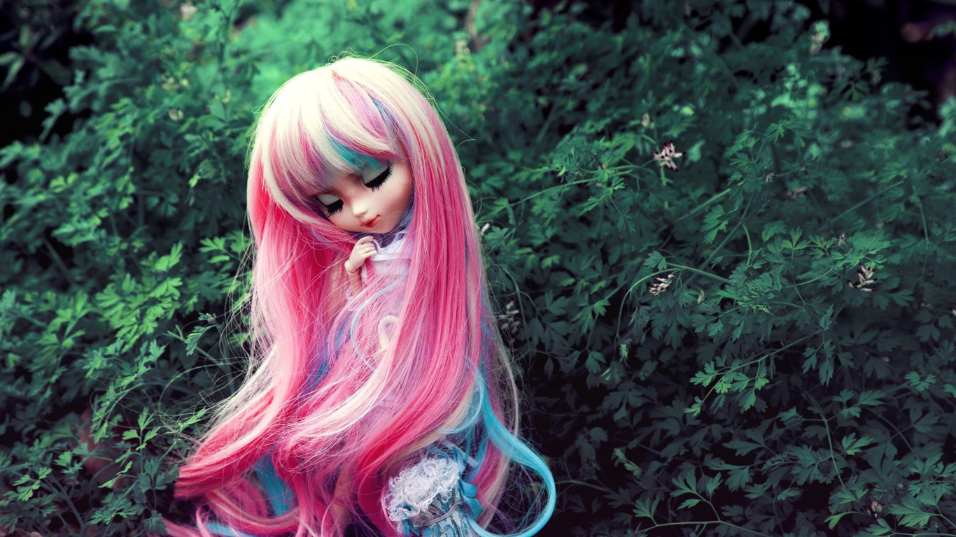 Fondo de pantalla Doll With Pink Hair 1366x768