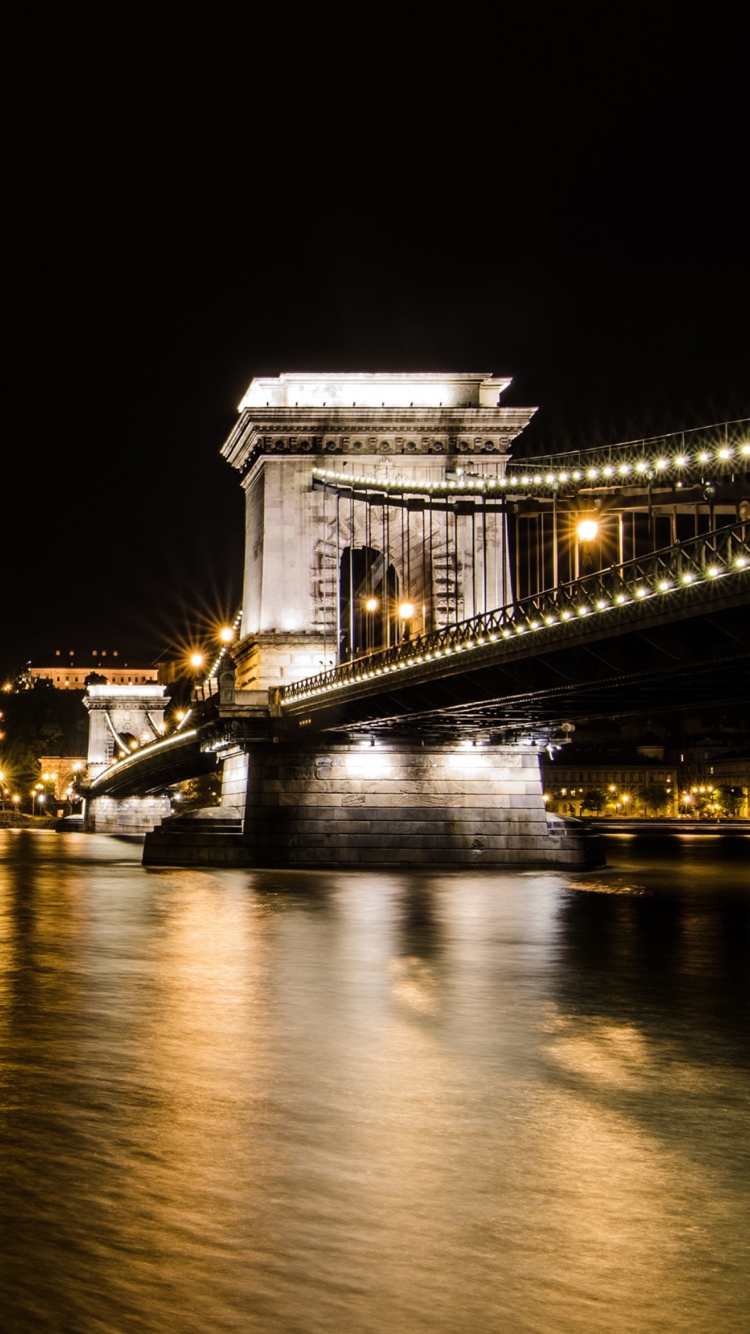 Screenshot №1 pro téma Chain Bridge at Night in Budapest Hungary 750x1334