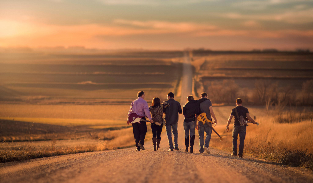 Fondo de pantalla Music Band On Road 1024x600