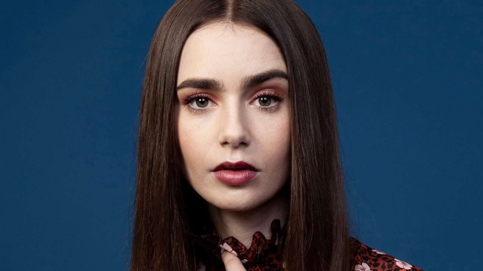 Lily Collins wallpaper 1600x900