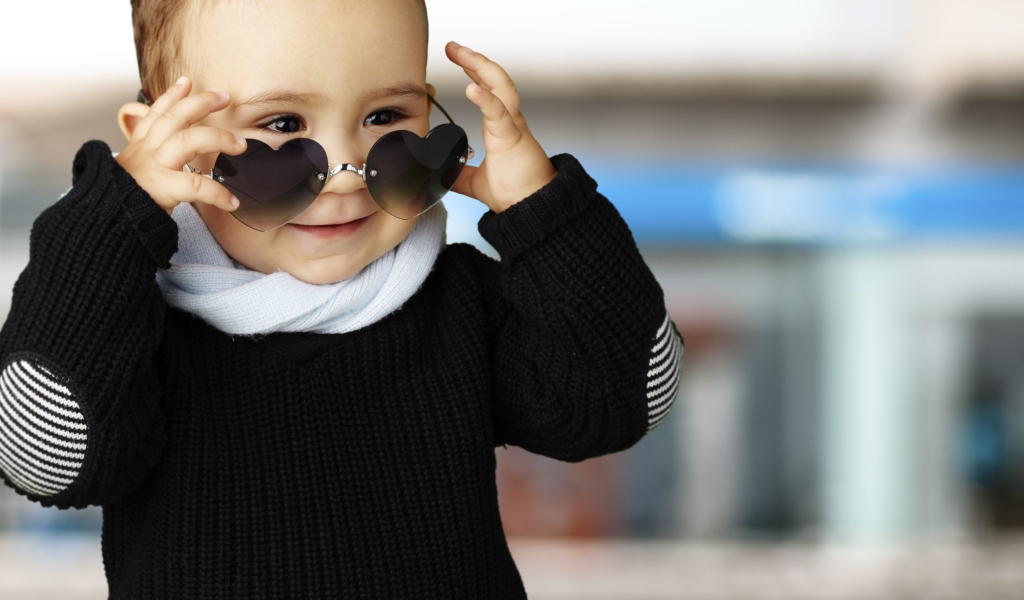 Das Baby Boy In Heart Glasses Wallpaper 1024x600