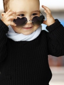 Fondo de pantalla Baby Boy In Heart Glasses 132x176