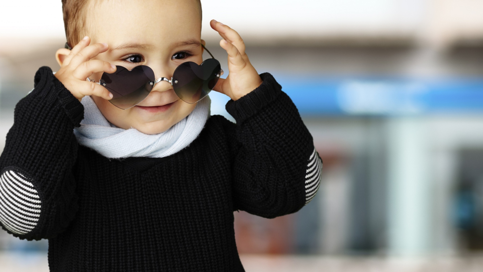 Das Baby Boy In Heart Glasses Wallpaper 1600x900
