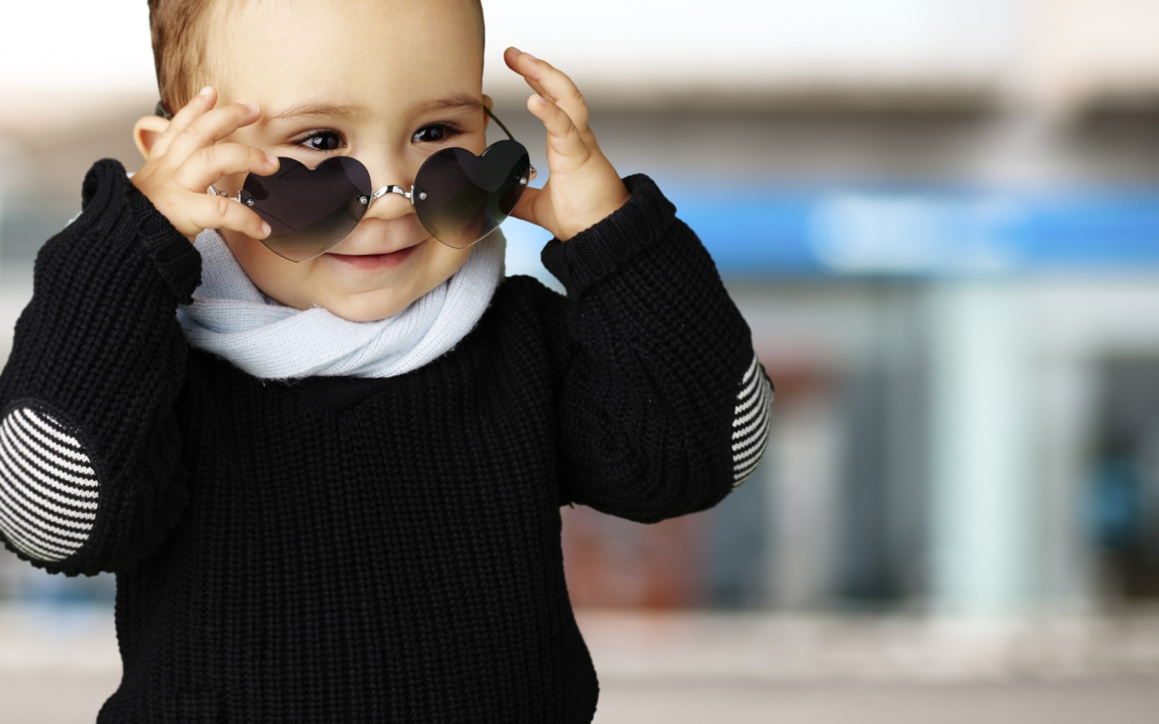 Screenshot №1 pro téma Baby Boy In Heart Glasses 1680x1050