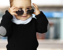 Das Baby Boy In Heart Glasses Wallpaper 220x176