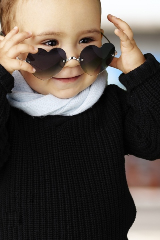 Das Baby Boy In Heart Glasses Wallpaper 320x480