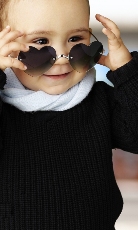 Обои Baby Boy In Heart Glasses 480x800