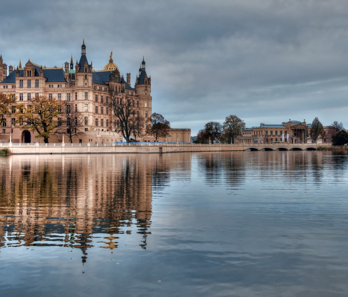 Screenshot №1 pro téma Schwerin Castle in Germany, Mecklenburg Vorpommern 1200x1024