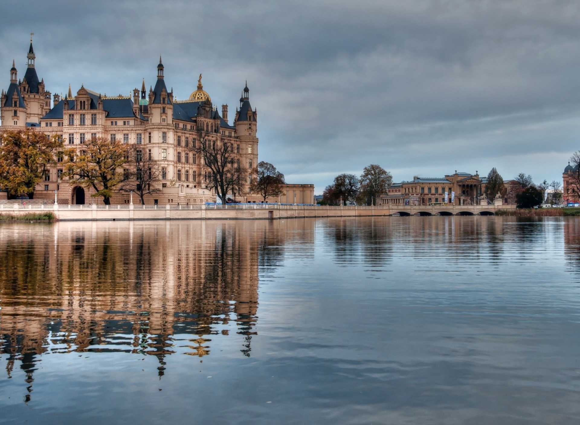 Screenshot №1 pro téma Schwerin Castle in Germany, Mecklenburg Vorpommern 1920x1408