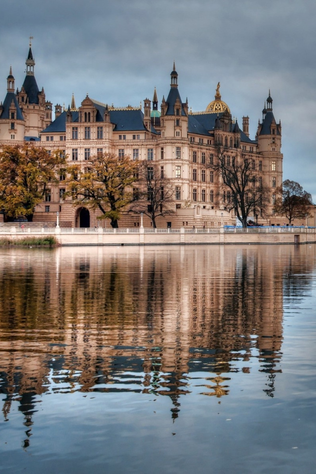 Fondo de pantalla Schwerin Castle in Germany, Mecklenburg Vorpommern 640x960