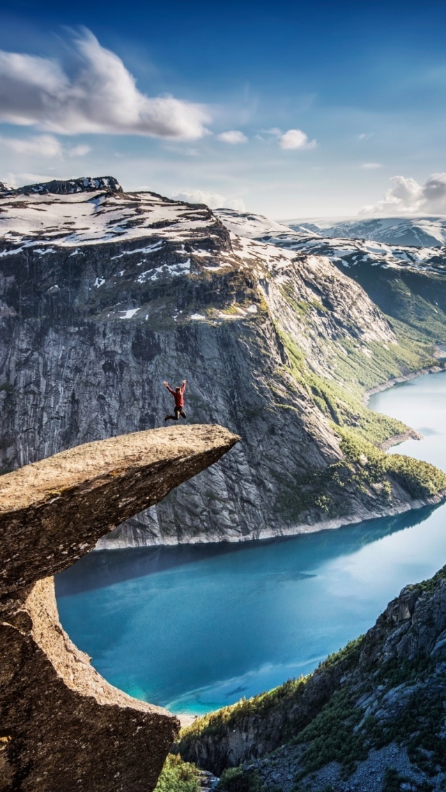 Обои Trolltunga 640x1136