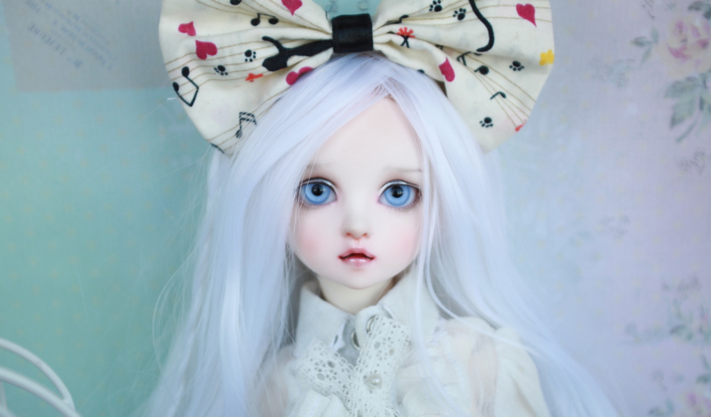 Screenshot №1 pro téma Blonde Doll With Big Bow 1024x600