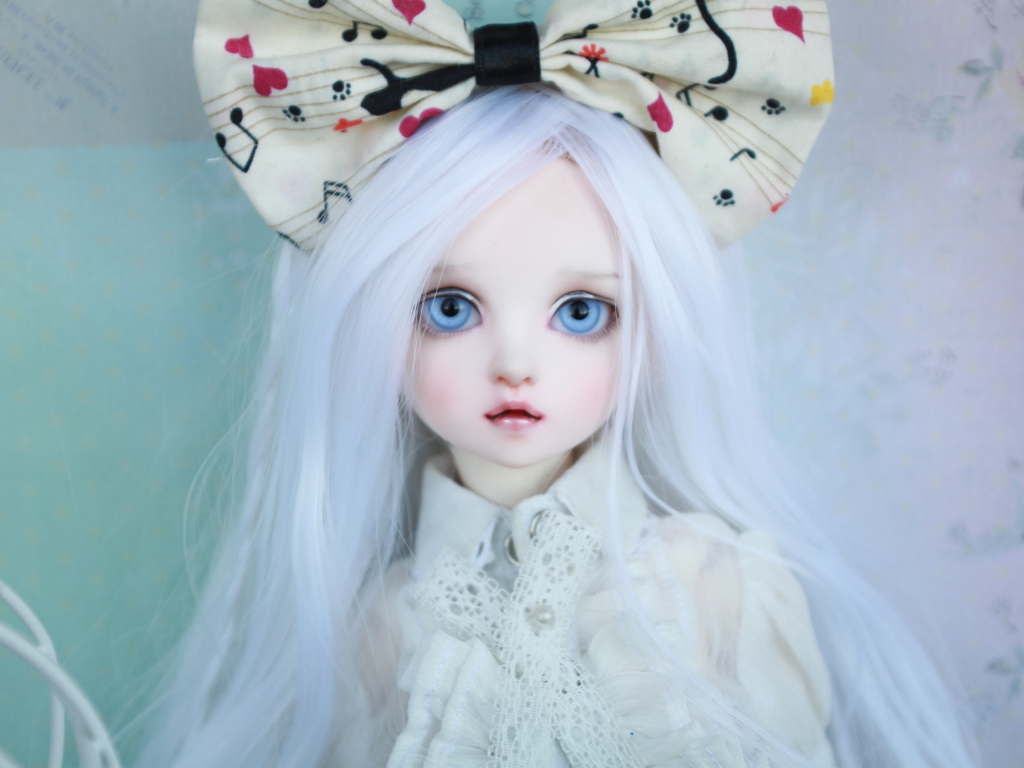 Обои Blonde Doll With Big Bow 1024x768