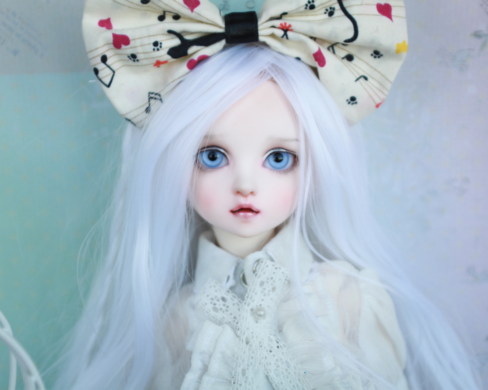 Обои Blonde Doll With Big Bow 1600x1280