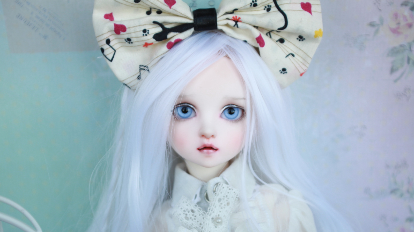 Fondo de pantalla Blonde Doll With Big Bow 1600x900