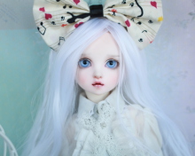 Fondo de pantalla Blonde Doll With Big Bow 220x176