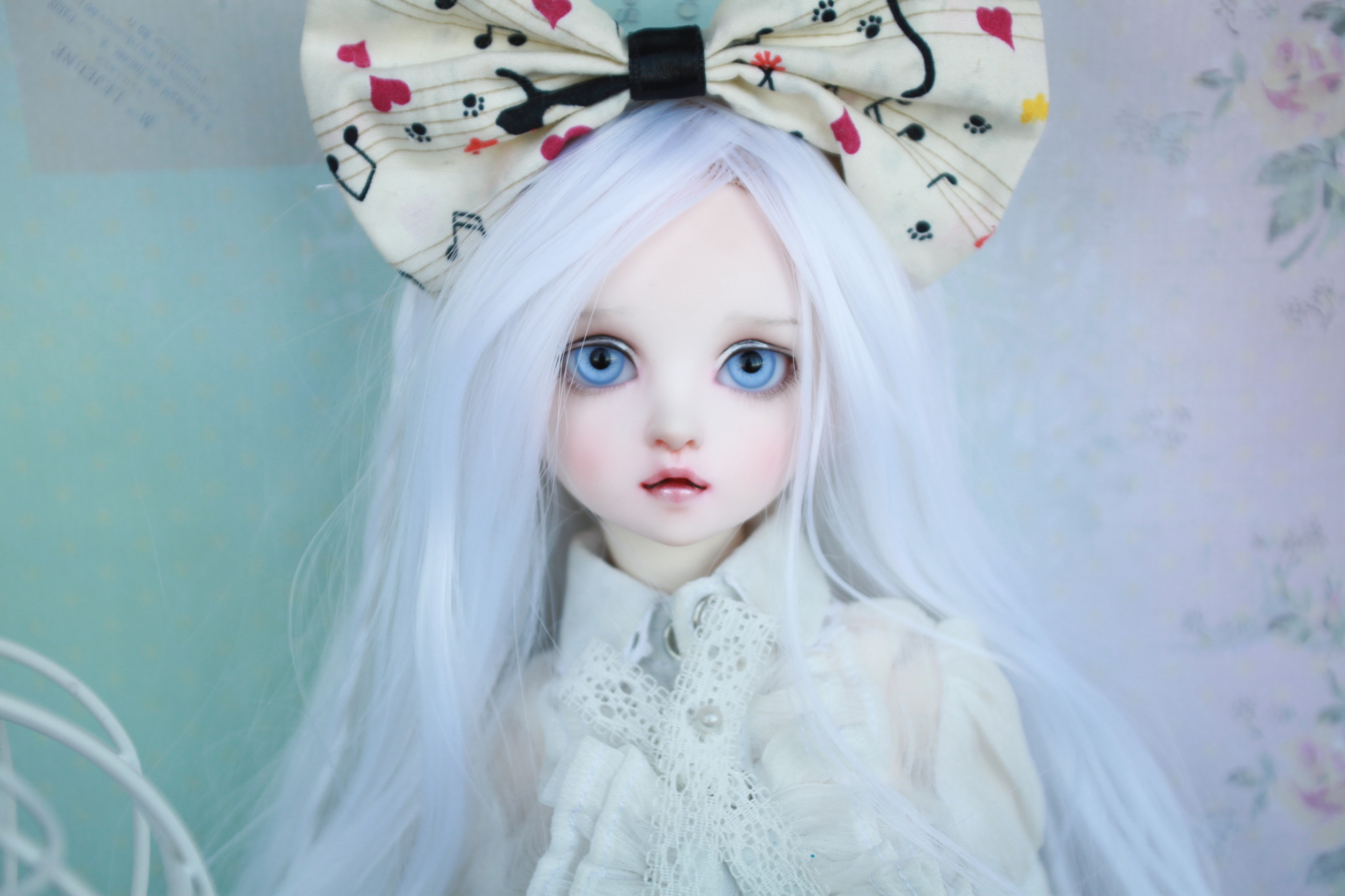 Screenshot №1 pro téma Blonde Doll With Big Bow 2880x1920