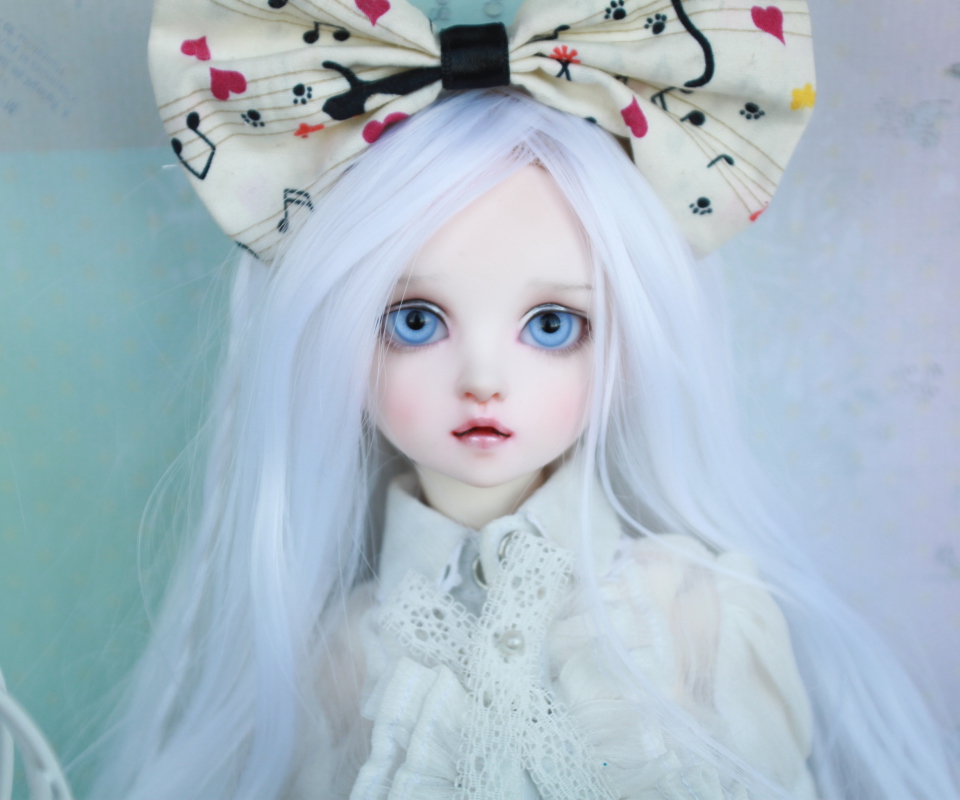 Das Blonde Doll With Big Bow Wallpaper 960x800