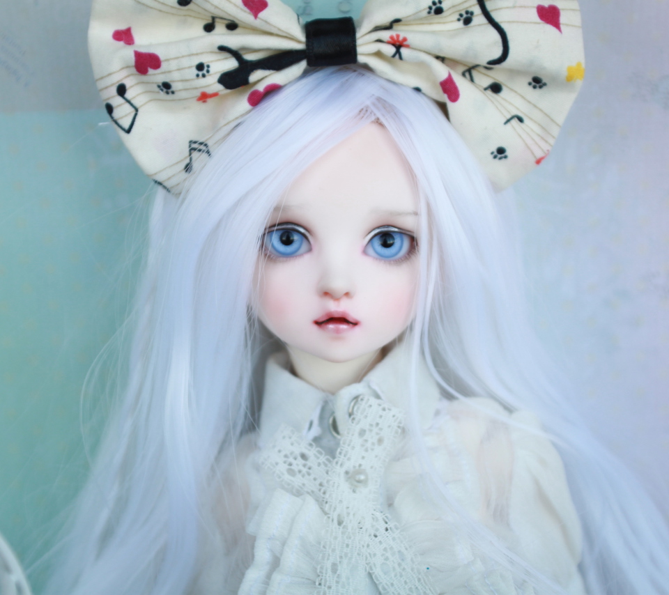 Обои Blonde Doll With Big Bow 960x854