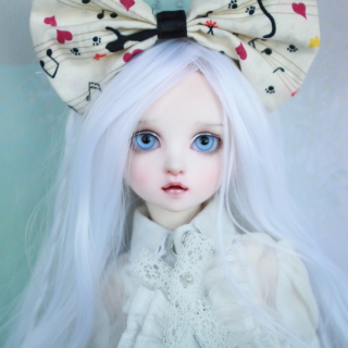 Kostenloses Blonde Doll With Big Bow Wallpaper für 128x128