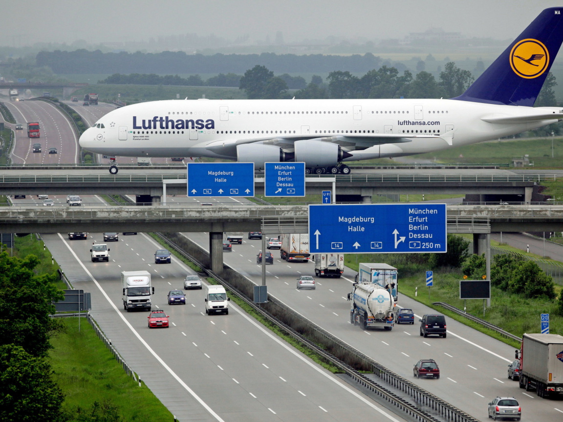 Lufthansa Airbus A380 In Frankfurt screenshot #1 1152x864