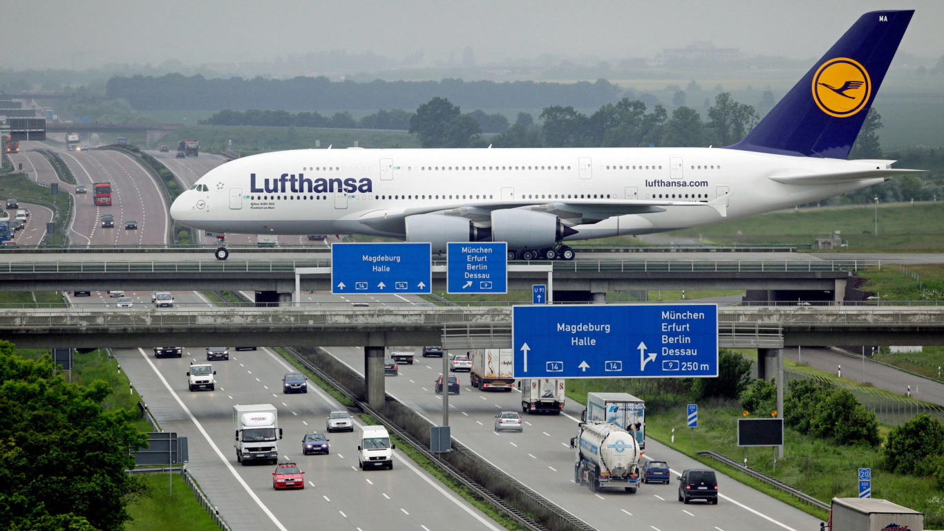 Screenshot №1 pro téma Lufthansa Airbus A380 In Frankfurt 1366x768