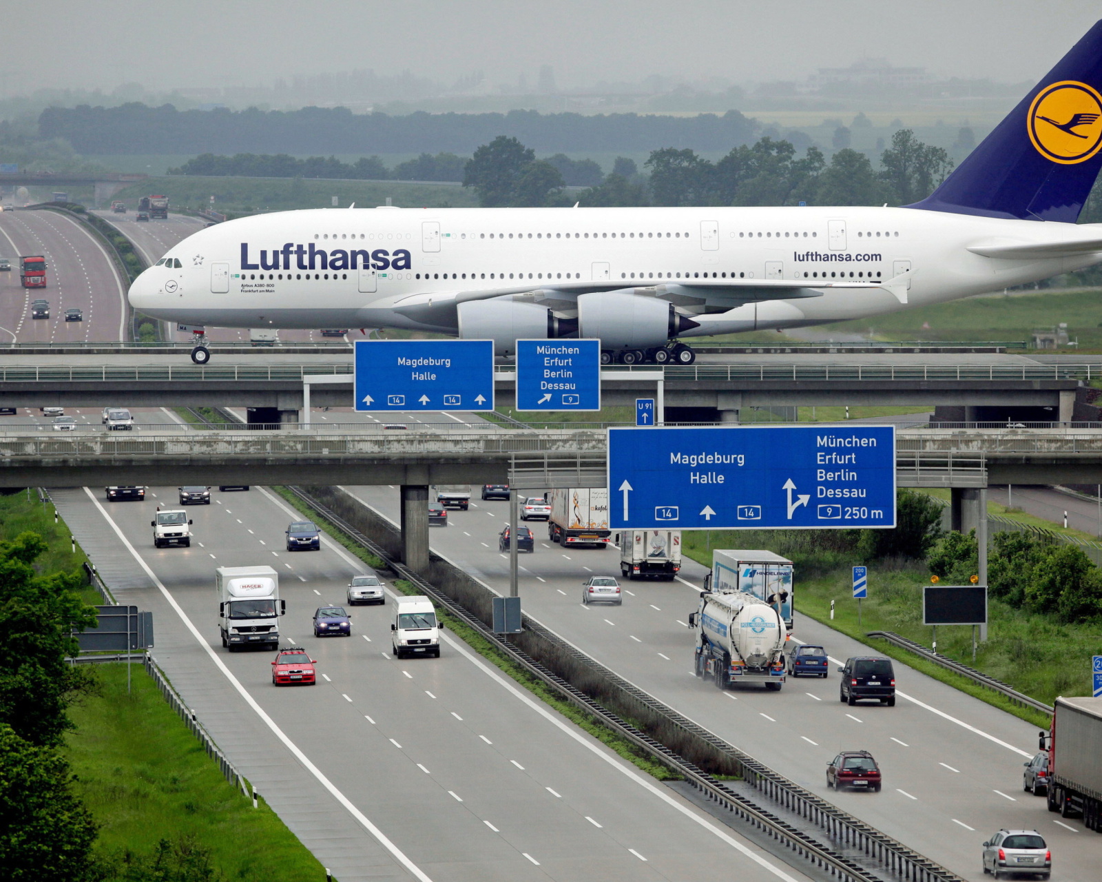 Обои Lufthansa Airbus A380 In Frankfurt 1600x1280