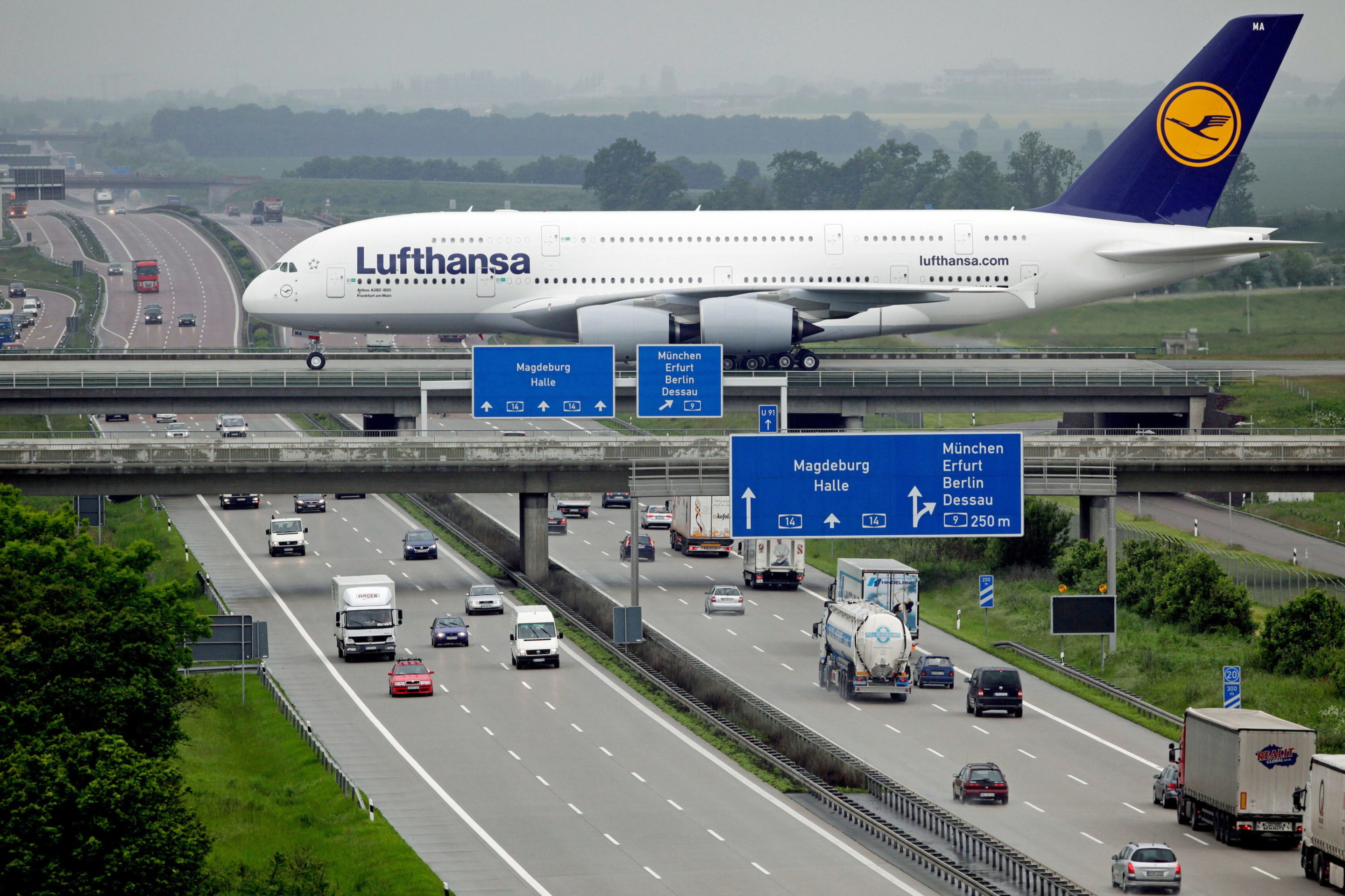 Lufthansa Airbus A380 In Frankfurt screenshot #1 2880x1920