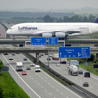 Lufthansa Airbus A380 In Frankfurt sfondi gratuiti per iPad mini 2
