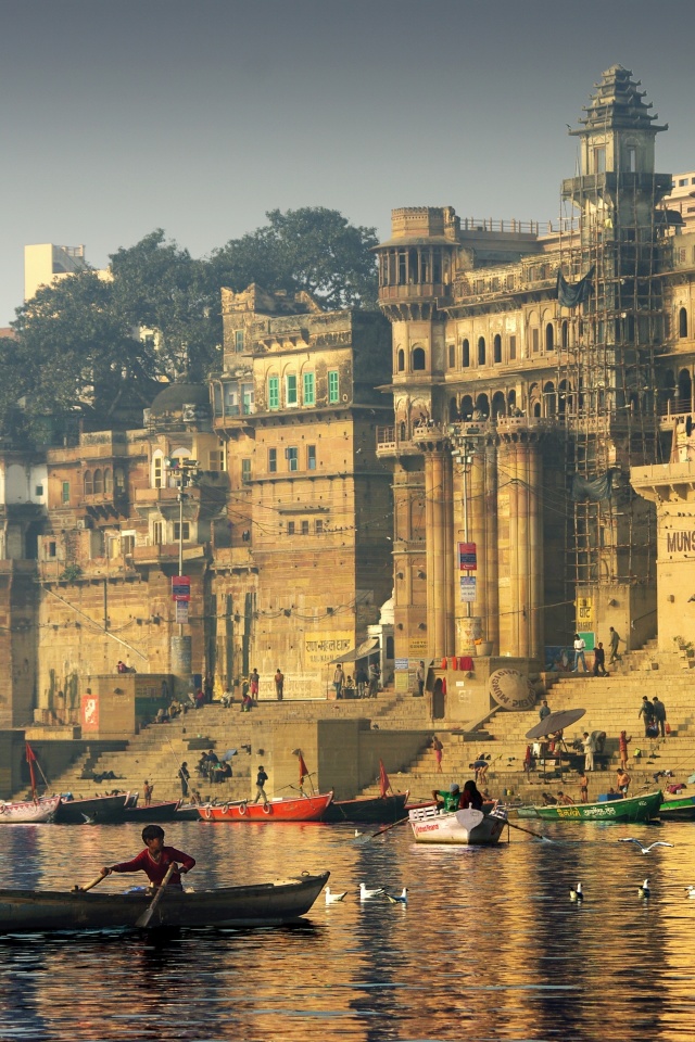 Varanasi City in India wallpaper 640x960