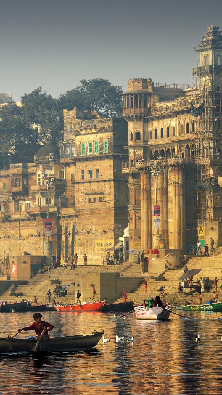 Fondo de pantalla Varanasi City in India 750x1334
