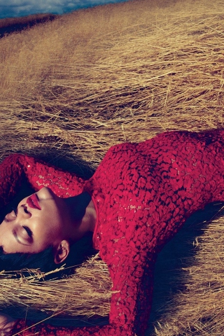 Обои Rihanna In Gorgeous Red Dress 320x480