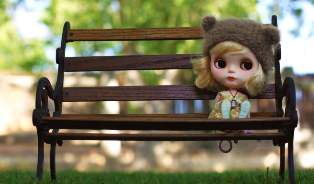 Fondo de pantalla Doll Sitting On Bench 1024x600