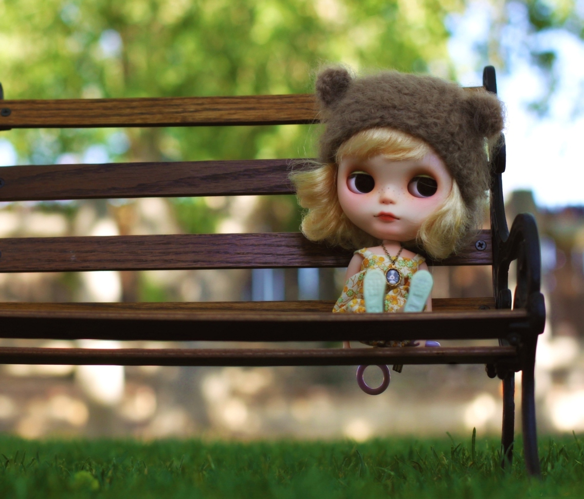 Fondo de pantalla Doll Sitting On Bench 1200x1024