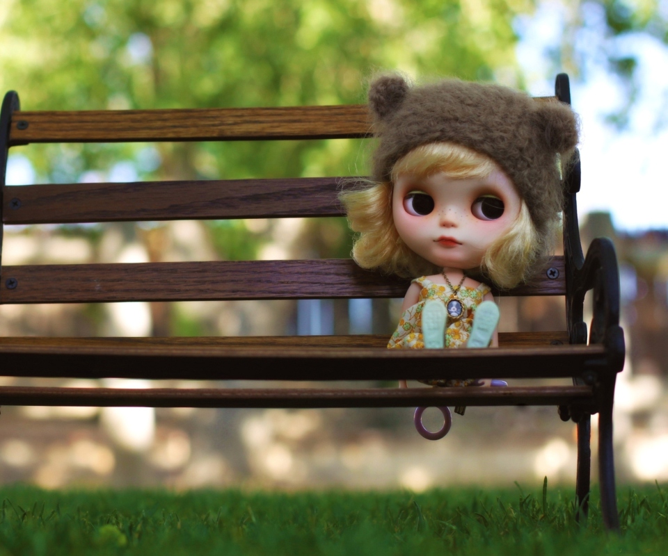Fondo de pantalla Doll Sitting On Bench 960x800