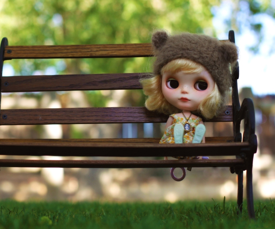 Das Doll Sitting On Bench Wallpaper 960x800