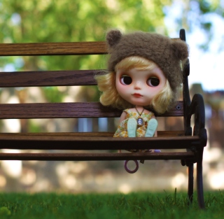 Kostenloses Doll Sitting On Bench Wallpaper für 128x128