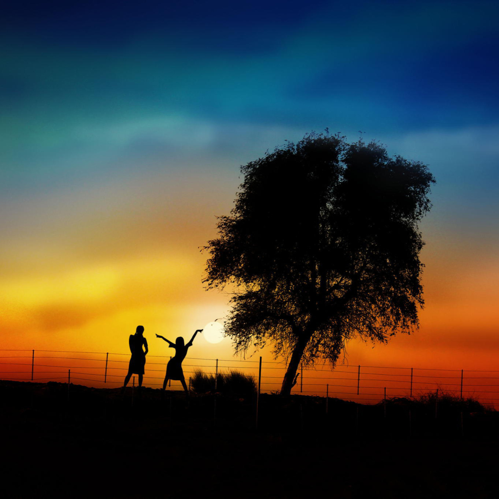 Das Couple Silhouettes Under Tree At Sunset Wallpaper 1024x1024