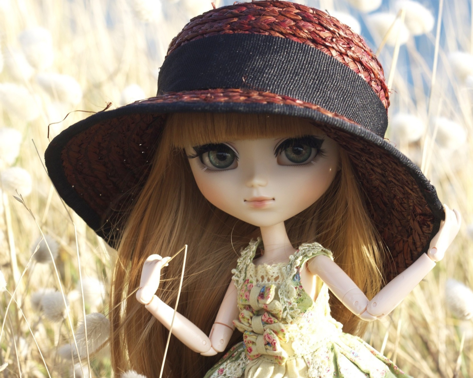 Fondo de pantalla Pretty Doll In Hat 1600x1280