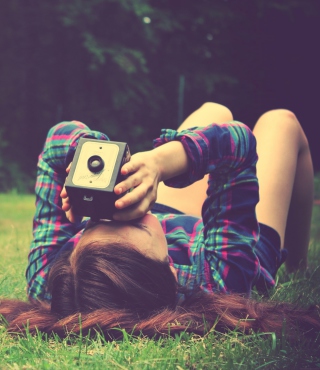 Girl With Retro Camera - Obrázkek zdarma pro Nokia Lumia 1020