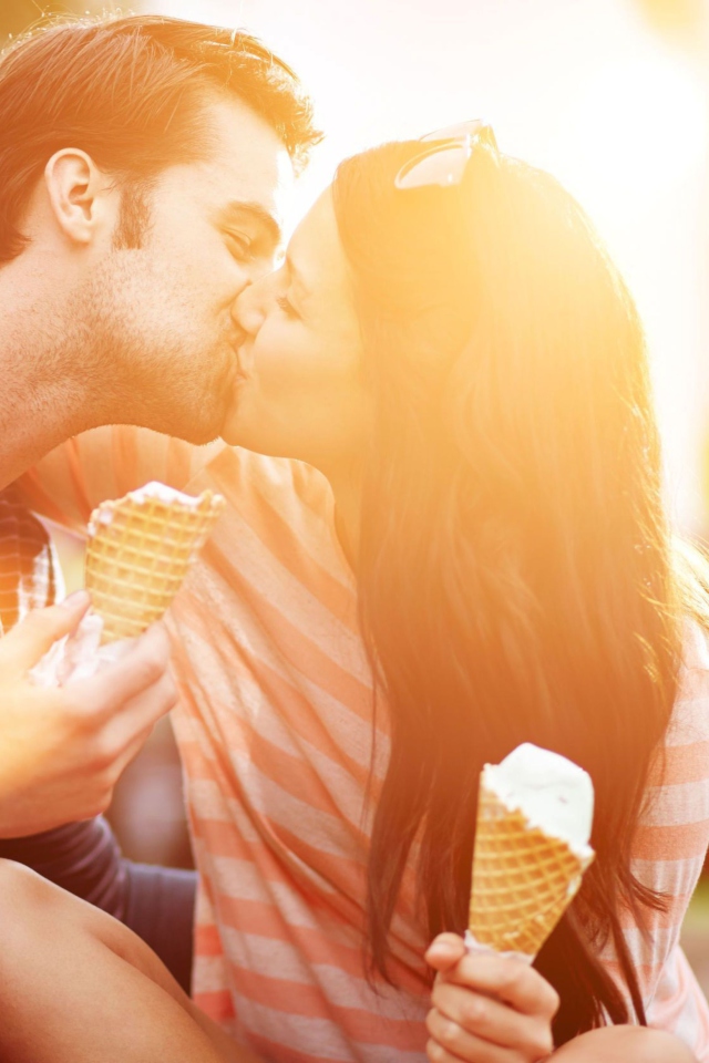 Обои Ice Cream Kiss 640x960