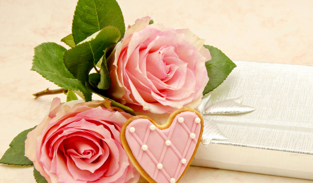 Das Pink roses and delicious heart Wallpaper 1024x600