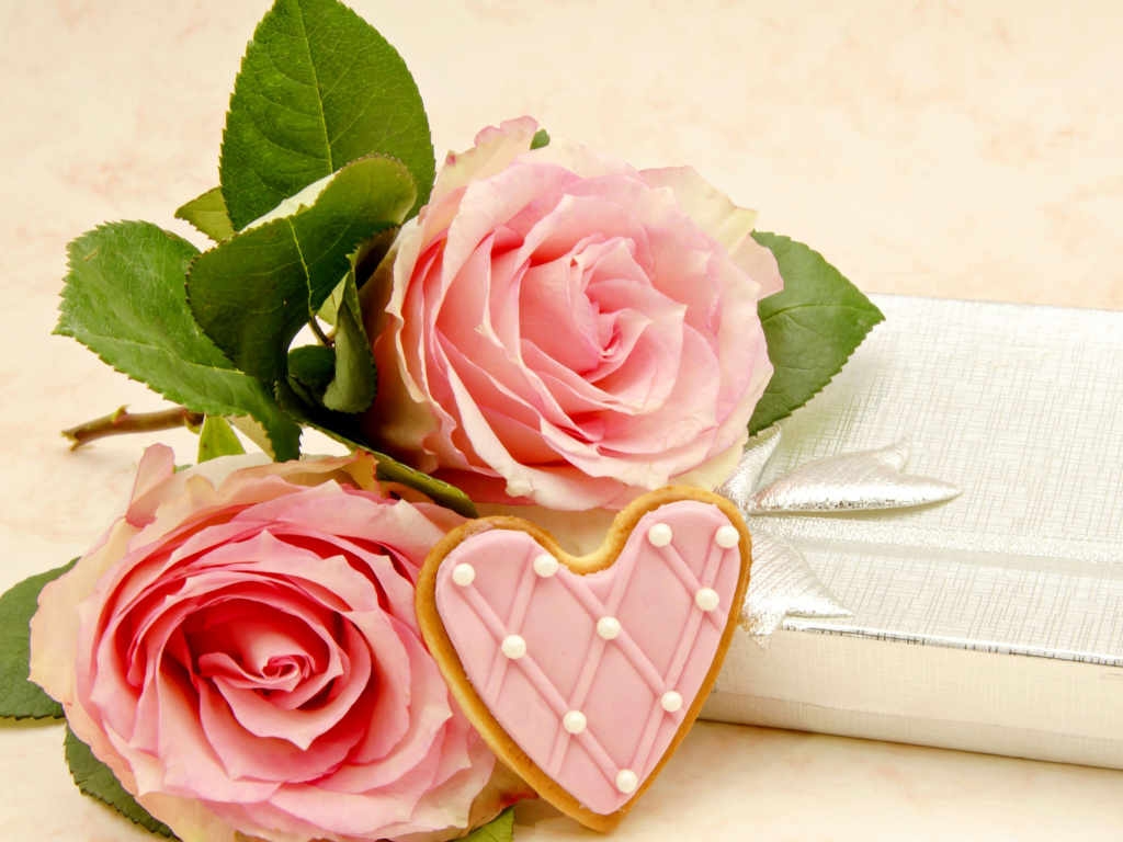 Обои Pink roses and delicious heart 1024x768