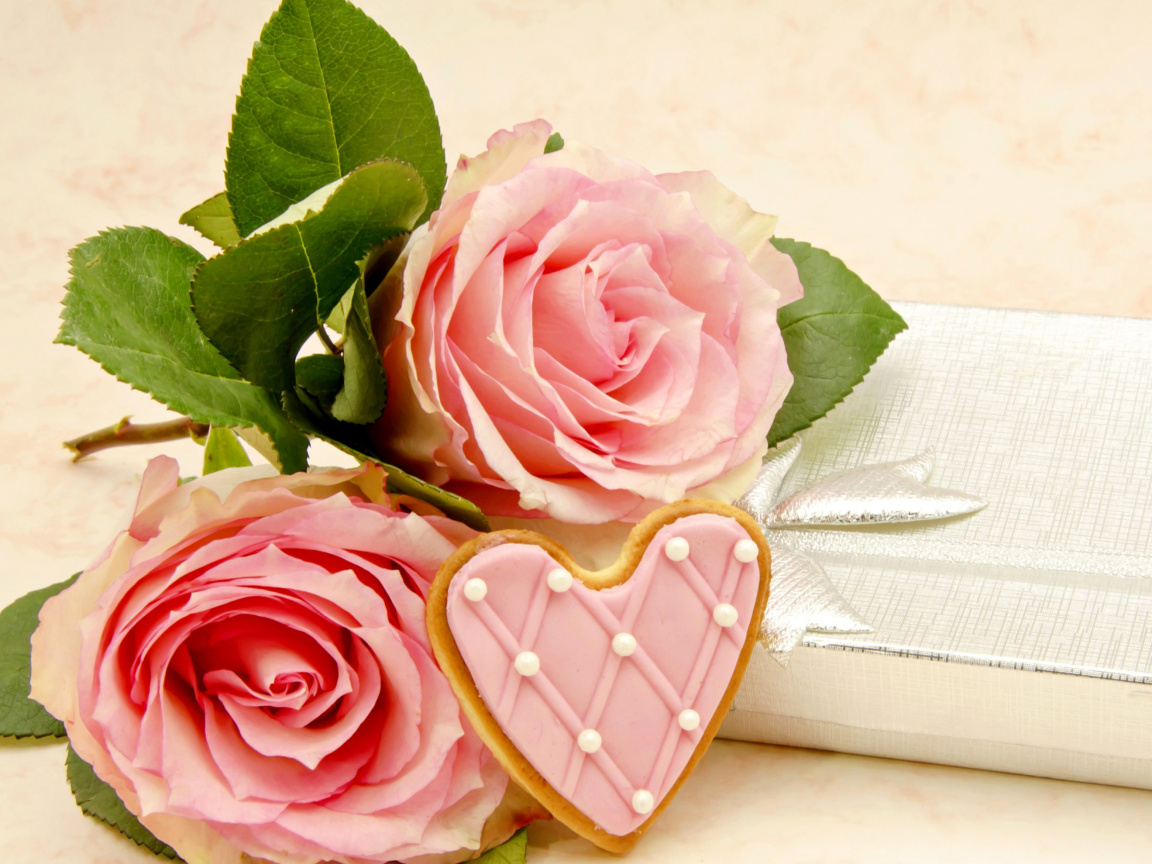 Обои Pink roses and delicious heart 1152x864