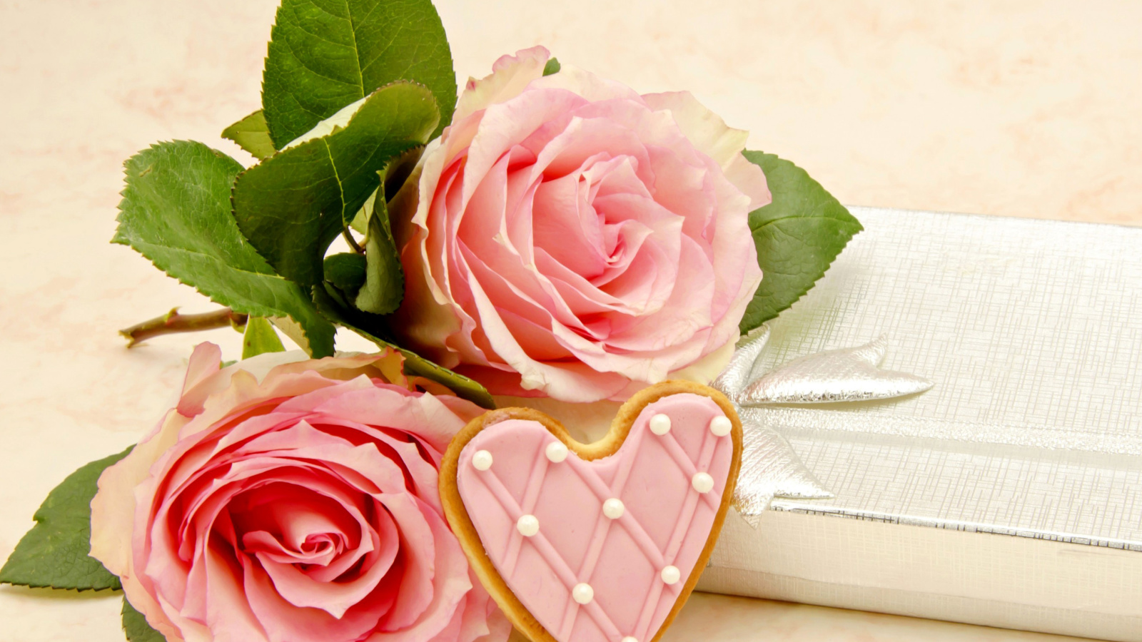 Обои Pink roses and delicious heart 1600x900